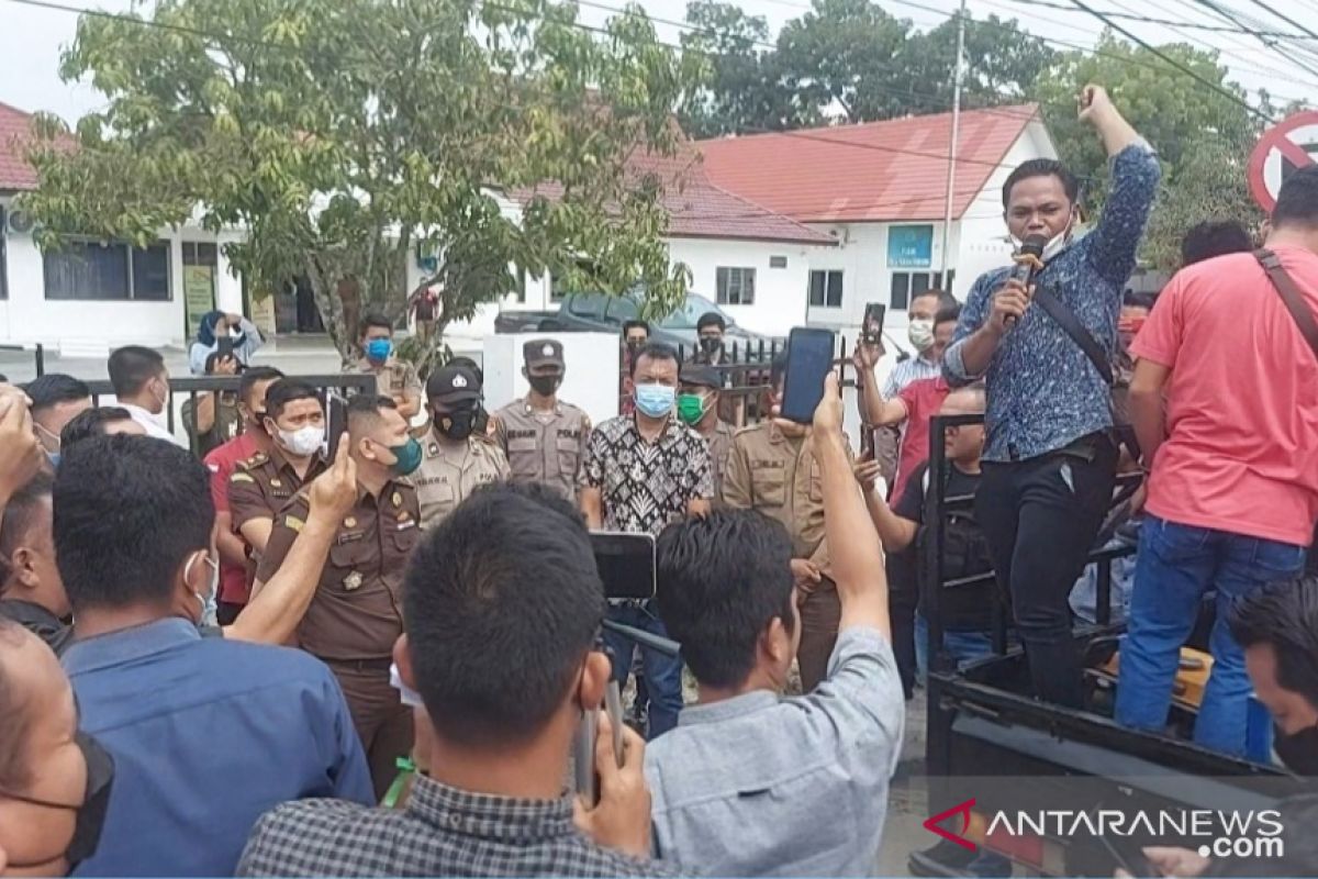 Kajari Tanjungbalai Asahan didemo ratusan massa