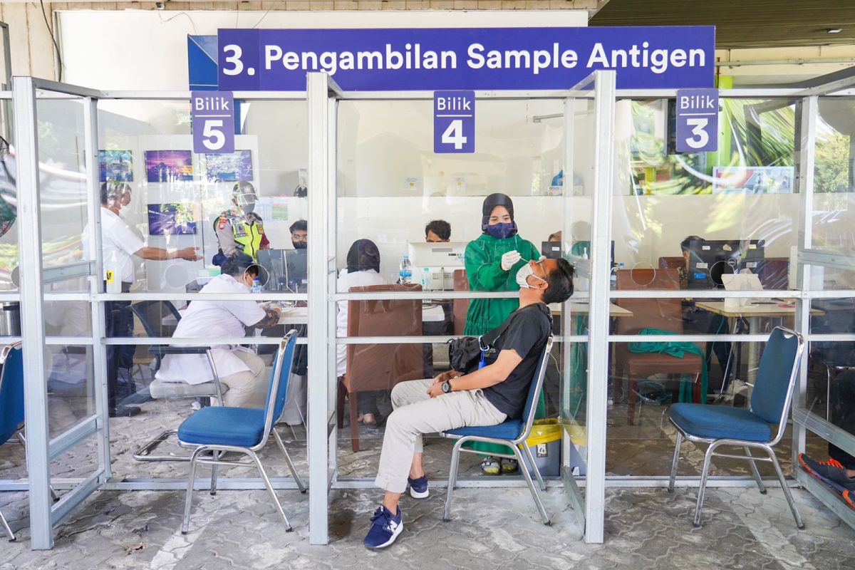 83 railway stations to slash price of COVID tests to Rp35,000