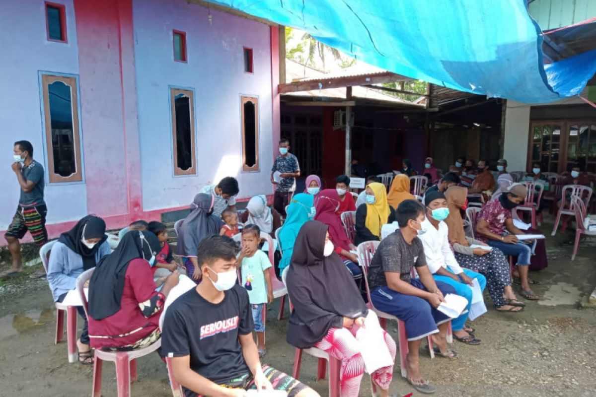 TNI AL vaksinasi masyarakat transmigrasi di Sorong Papua Barat