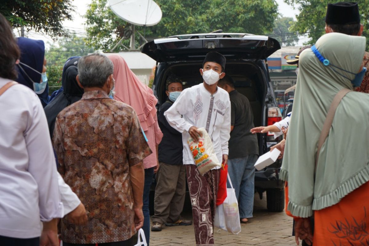 PAM JAYA Bersama Dompet Dhuafa salurkan bantuan paket sembako untuk masyarakat Pesanggrahan