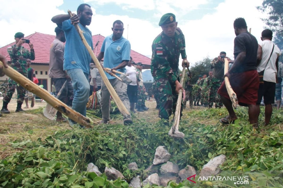 Satgas TNI Yonif 412 bersama warga Lanny Jaya Papua rayakan Natal 2021