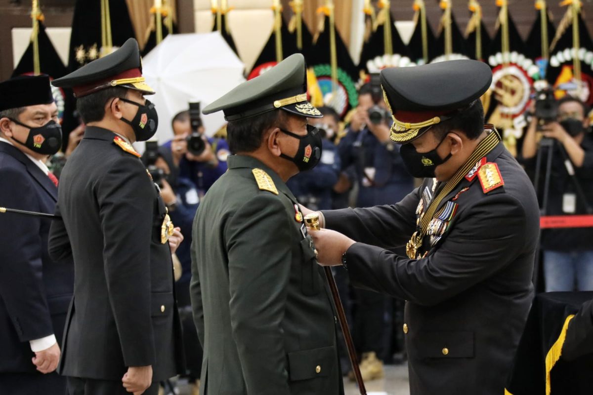 Kapolri anugerahkan Bintang Bhayangkara Pratama kepada 8 pati TNI dan 5 ASN