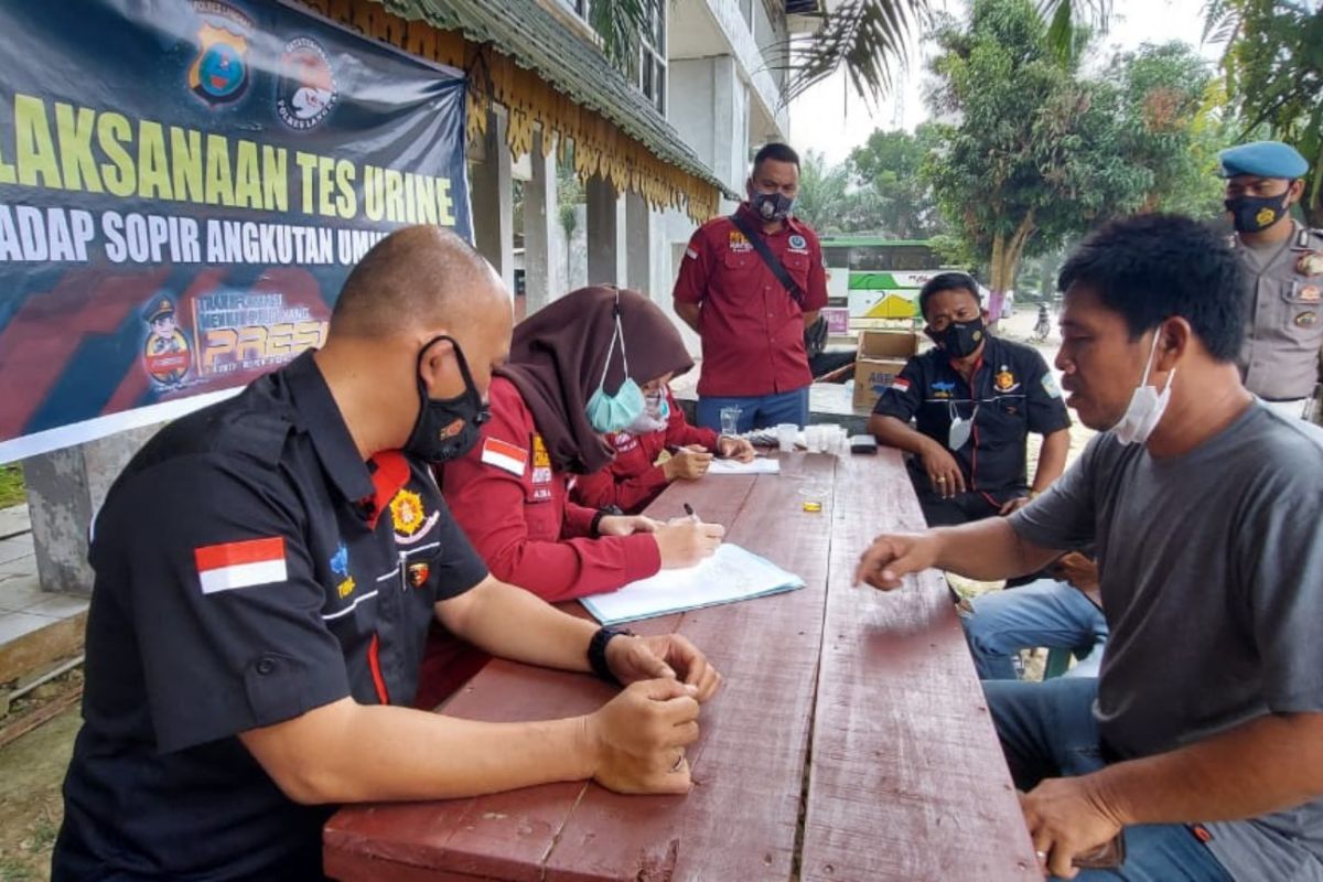 Tim razia gabungan Langkat tes urine para supir