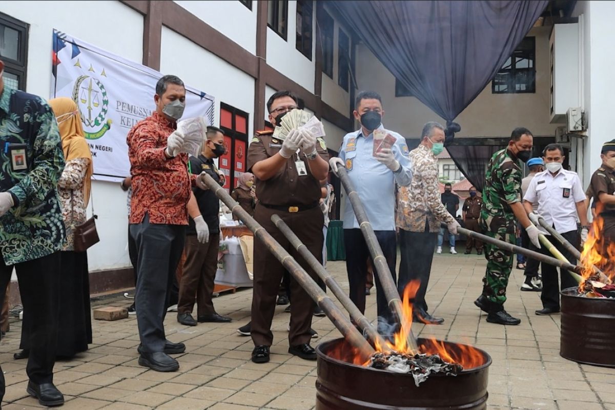 Kejari Depok musnahkan 590 barang bukti selama periode 2021