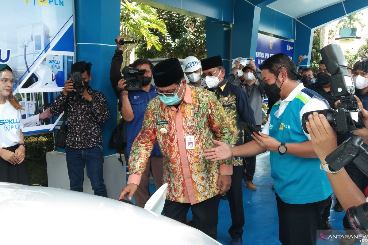 Governor officiates the largest electric vehicle charging station in Kalimantan