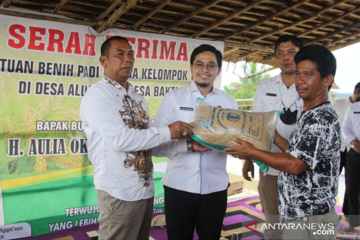 HST govt helps flood-affected farmer group with 1,800 kg rice seeds