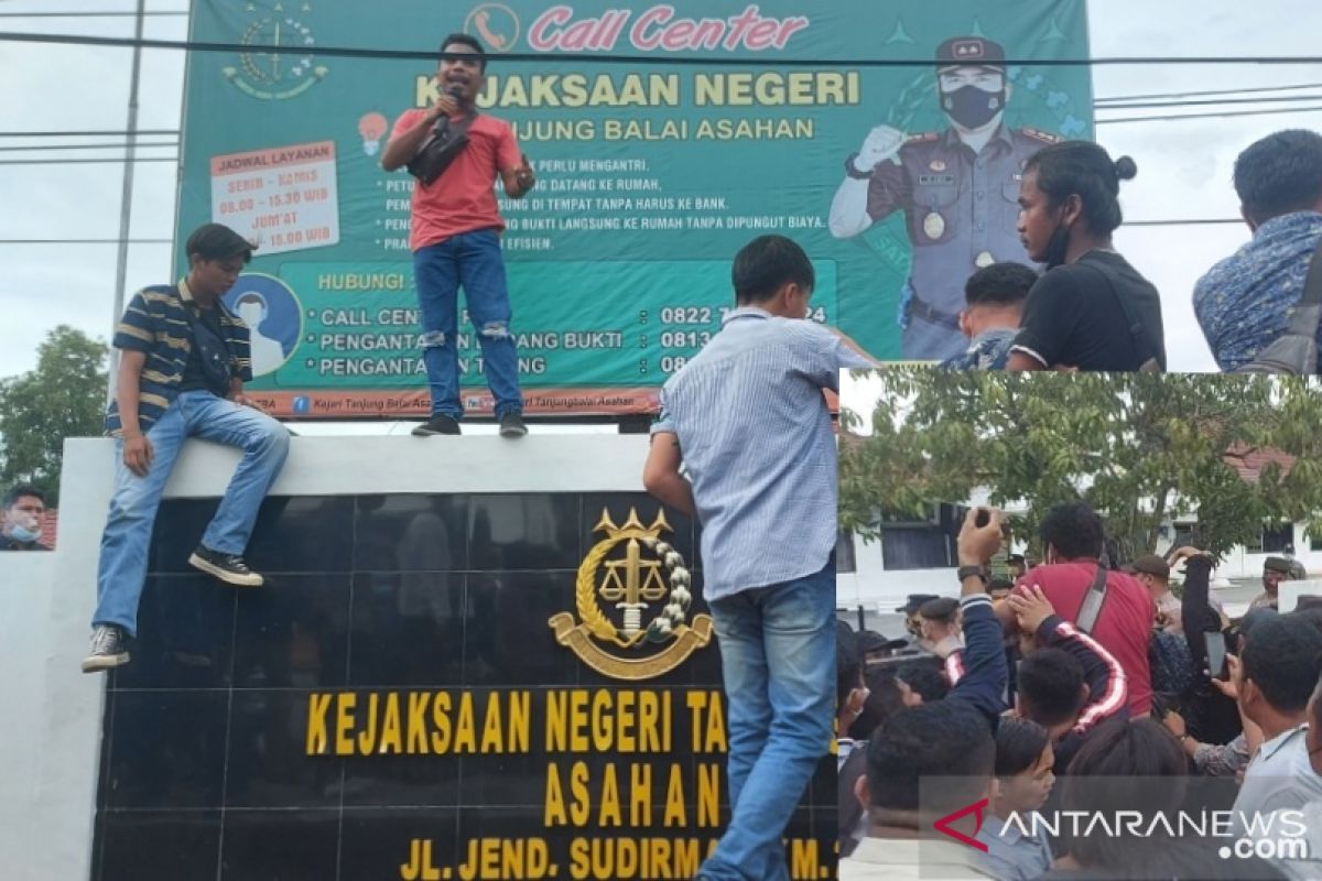 Unjukrasa Aliansi Keadilan Bersatu di Kantor Kejari Tanjungbalai Asahan memanas