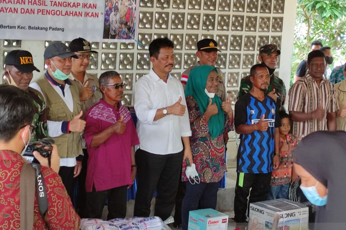 Kemensos salurkan bantuan Rp400 juta untuk Suku Laut Batam