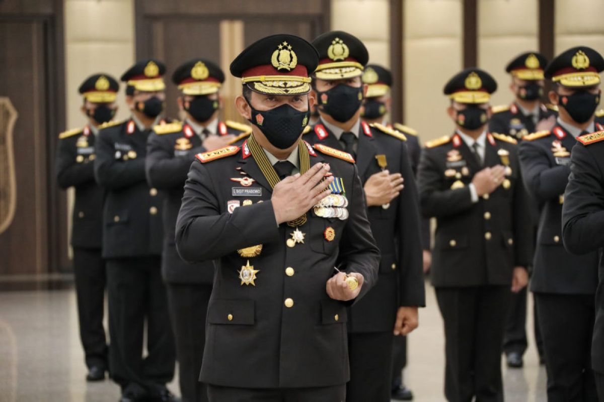 Kapolri Jendral menaikkan pangkat enam perwira tinggi