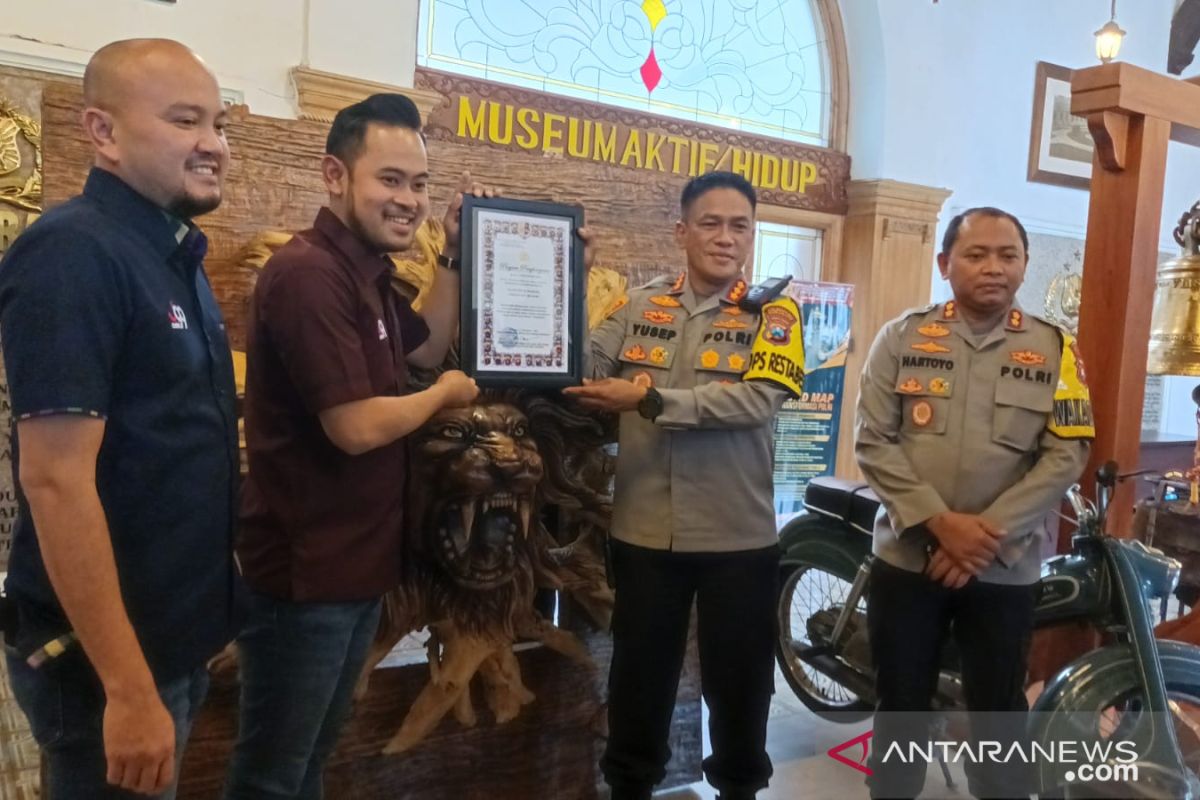 Polisi halau mobilitas masyarakat di perbatasan Surabaya mulai pukul 17.00