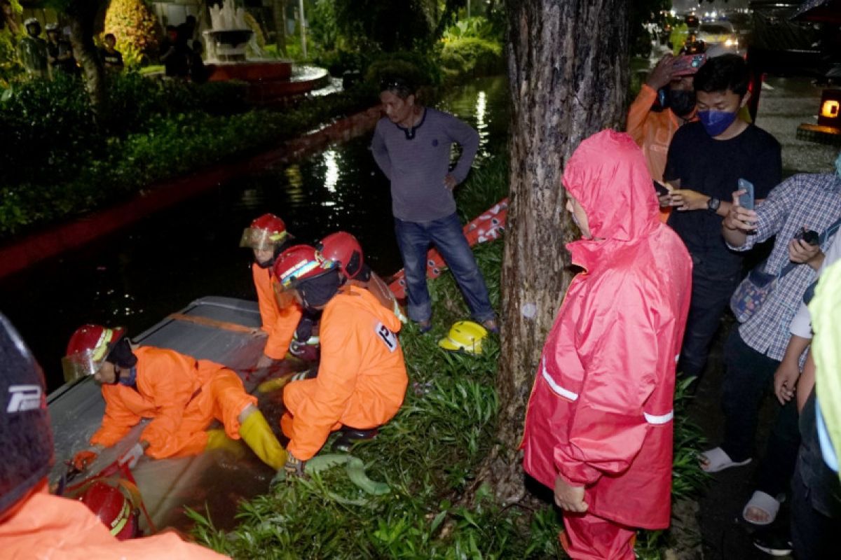 Hujan deras, Wawali Surabaya cek evakuasi mobil tercebur sungai