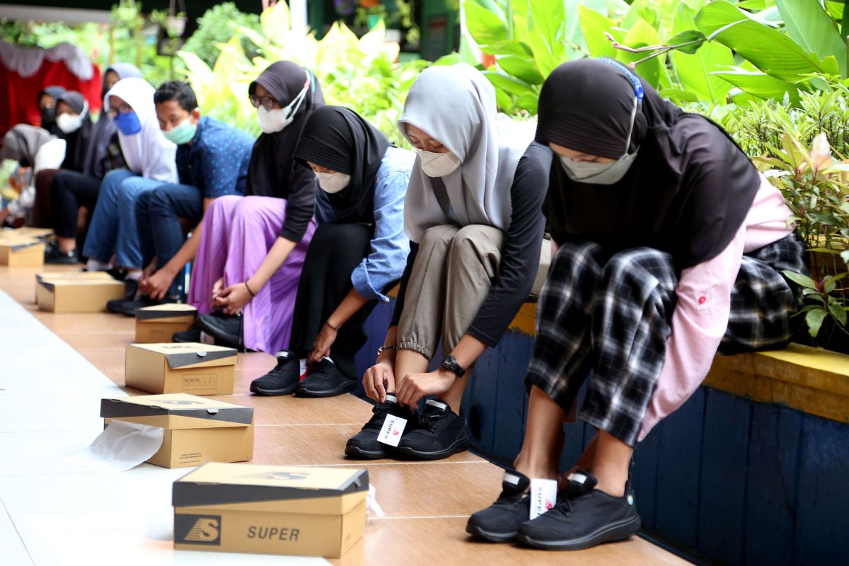 Mulai hari ini, Pemkot Surabaya bagikan seragam gratis bagi pelajar MBR