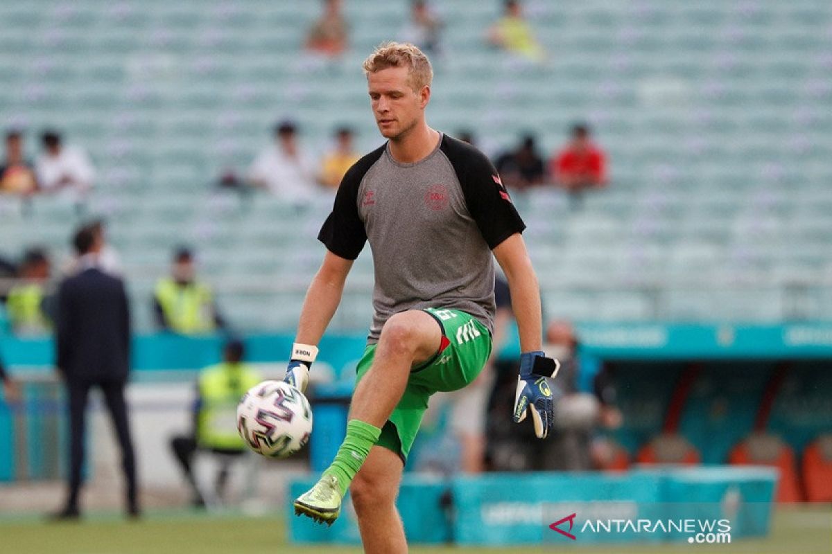 Brentford pinjam mantan kiper  Huddersfield Jonas Lossl