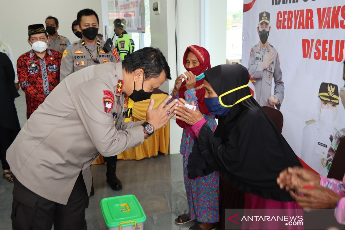 Polda Banten gelar vaksinasi massal di Mandalawangi, Pandeglang