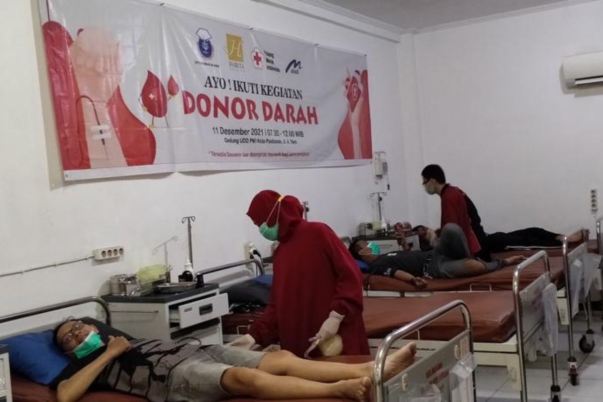 PT CMI gelar donor darah dan bagi sembako di akhir tahun