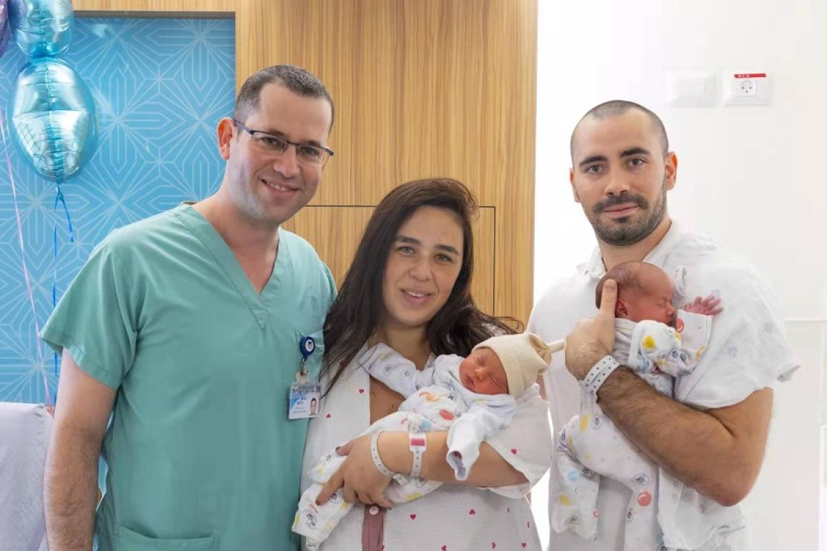 Wanita Israel lahirkan bayi kembar dari dua rahim berbeda