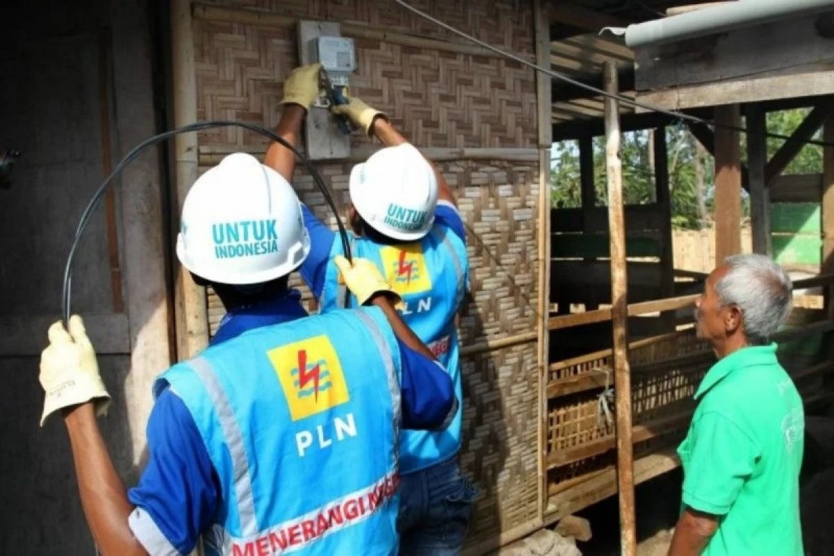 Kilas Balik 2021, PLN UIW Sumbar berhasil listriki 17 desa tersebar di Sumatera Barat
