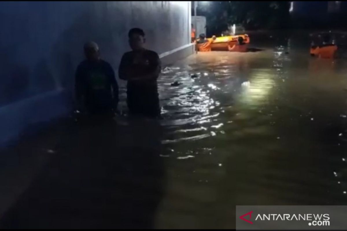 BPBD Pamekasan evakuasi korban banjir di Gladak Anyar dengan perahu karet