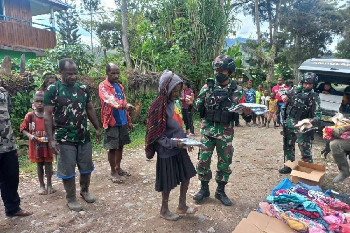 Satgas TNI Yonif 751 bagikan pakaian ke warga Walesi Jayawijaya Papua