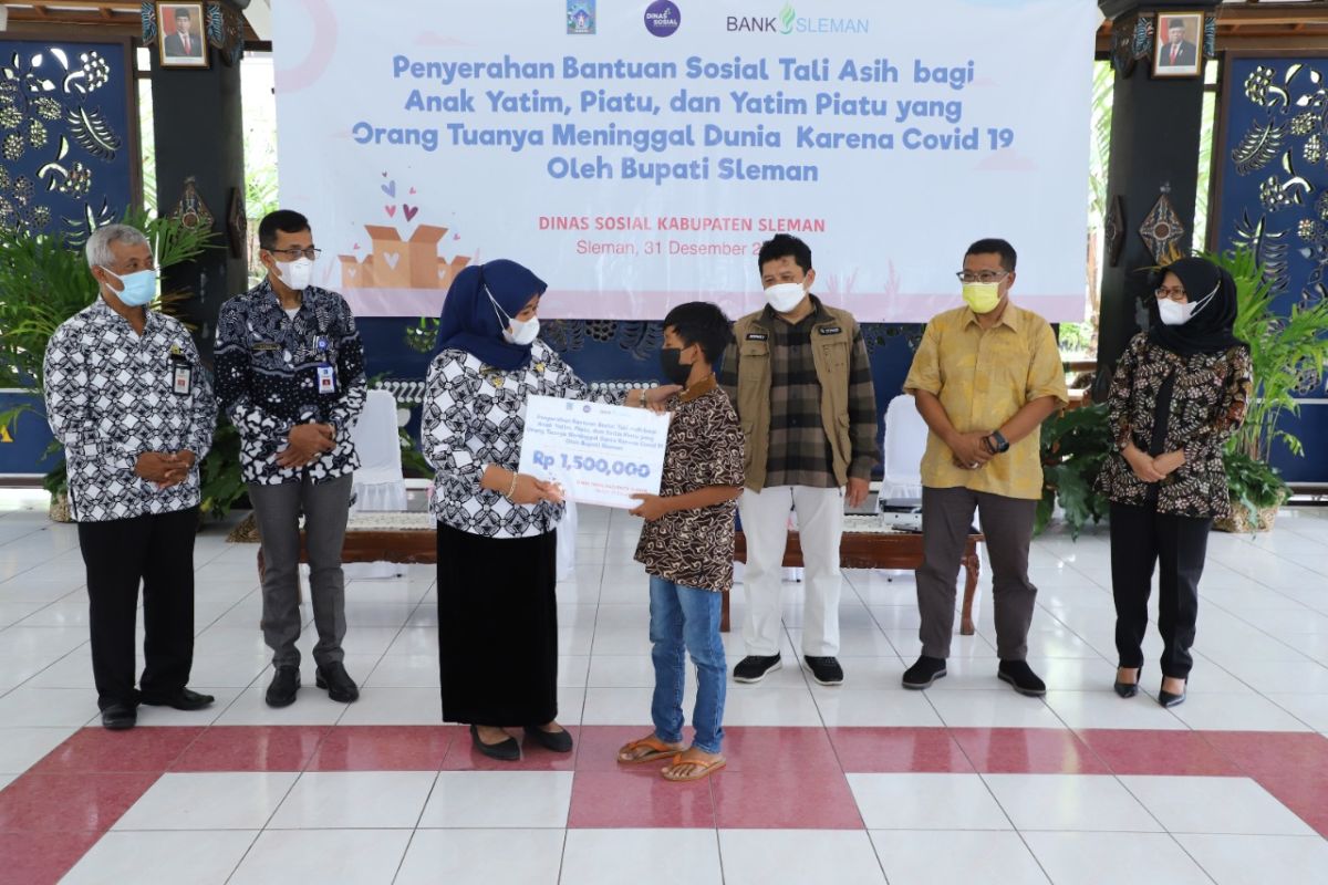 Sleman memberikan bantuan kepada anak yatim piatu korban COVID-19