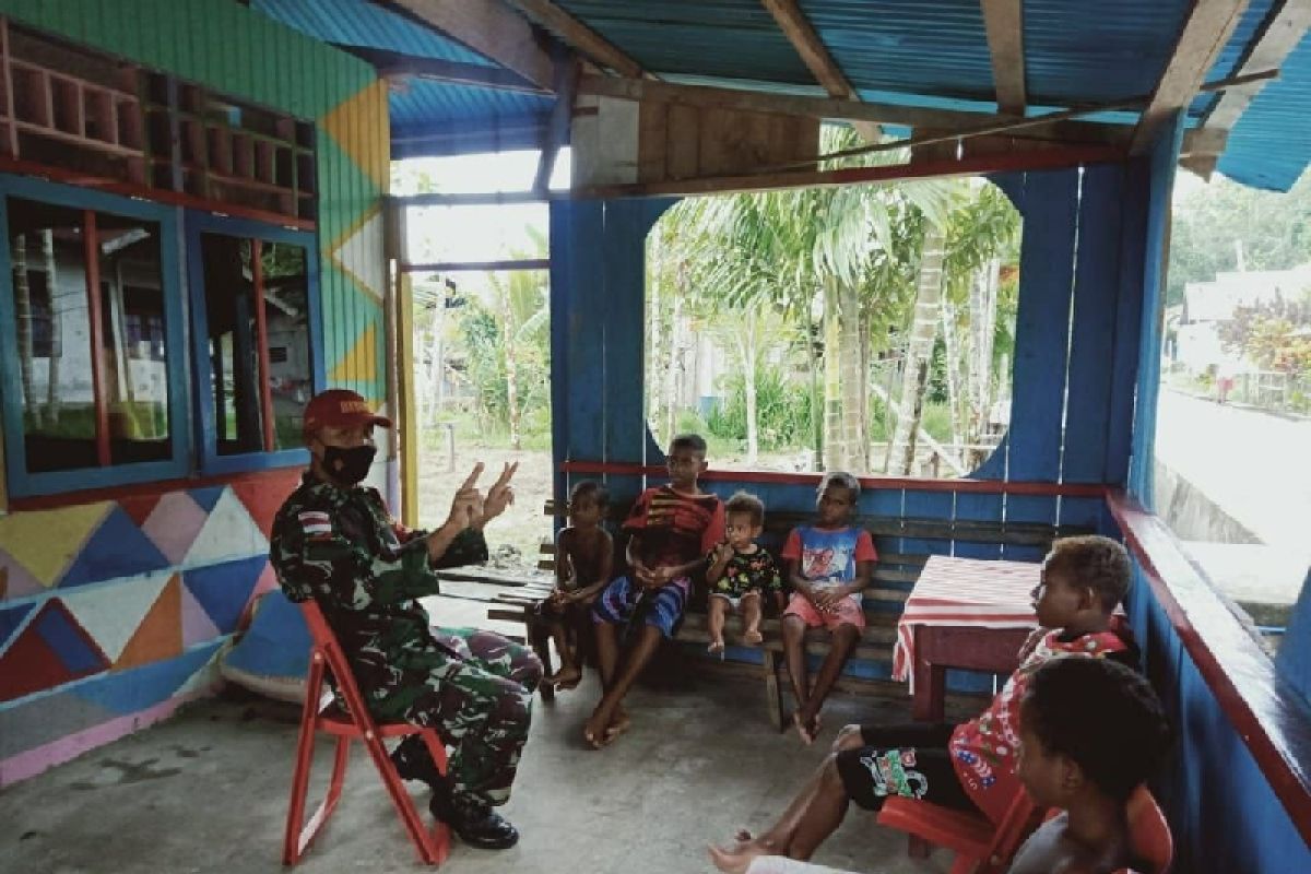 Aparat TNI ajari anak kampung Humbei Hawai Yapen menyanyi lagu Nasional