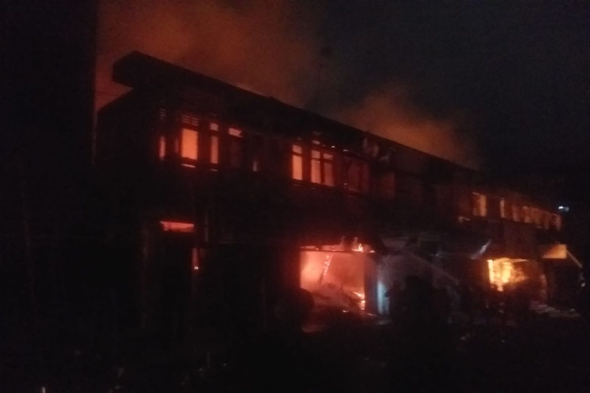 FLASH - Sejumlah Ruko di Pekanbaru terbakar