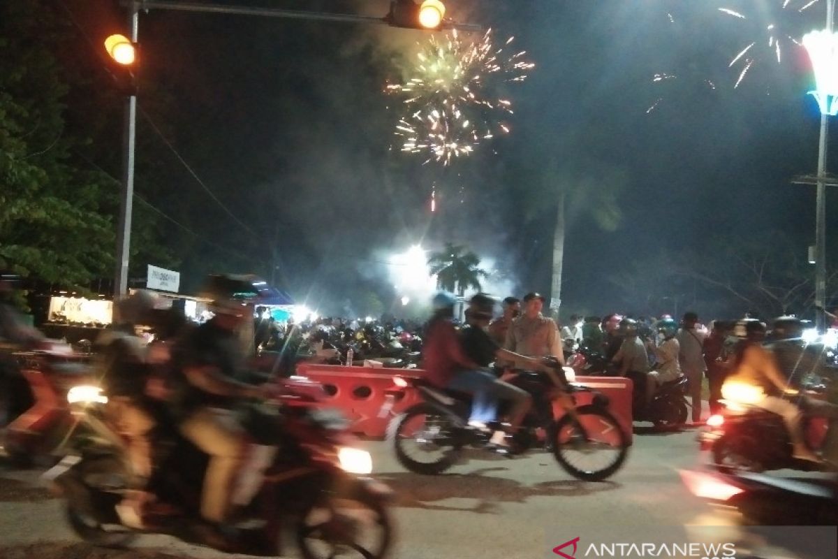 Pesta kembang api ramaikan malam Tahun Baru di Kendari