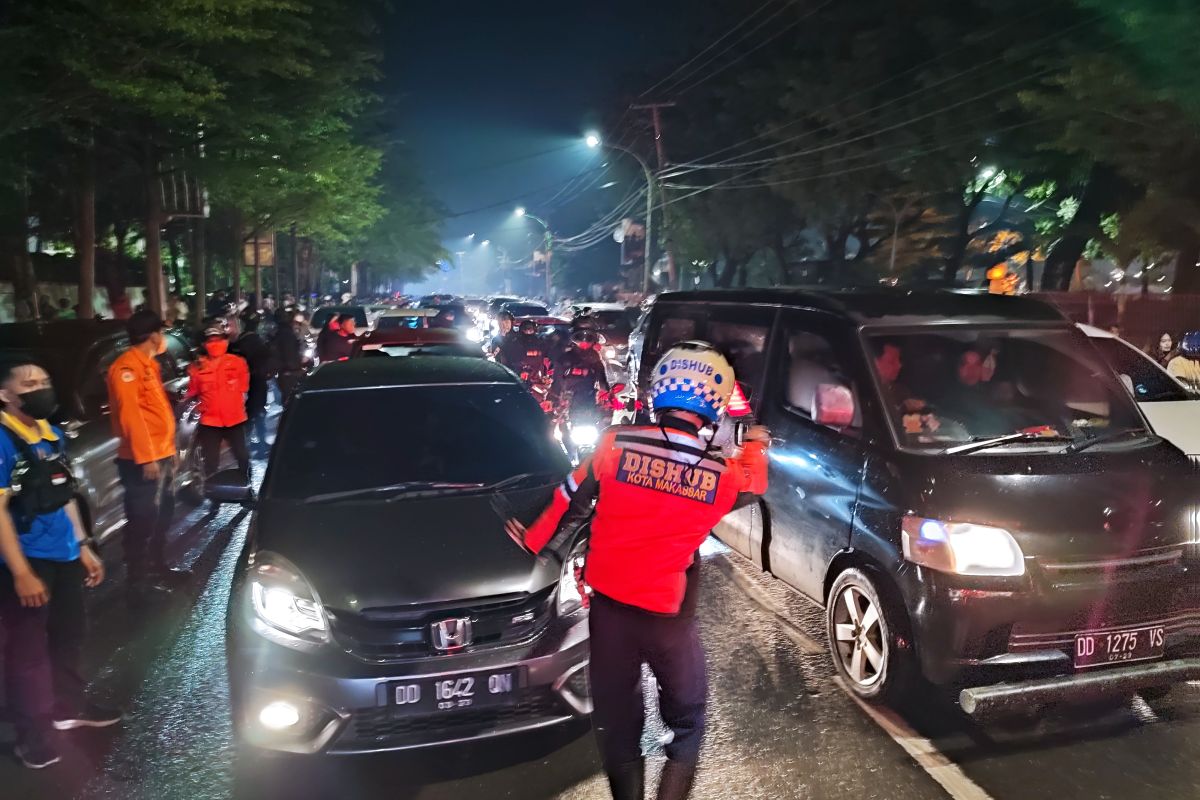 Pergantian tahun Pantai Losari Makassar  dipadati kendaraan