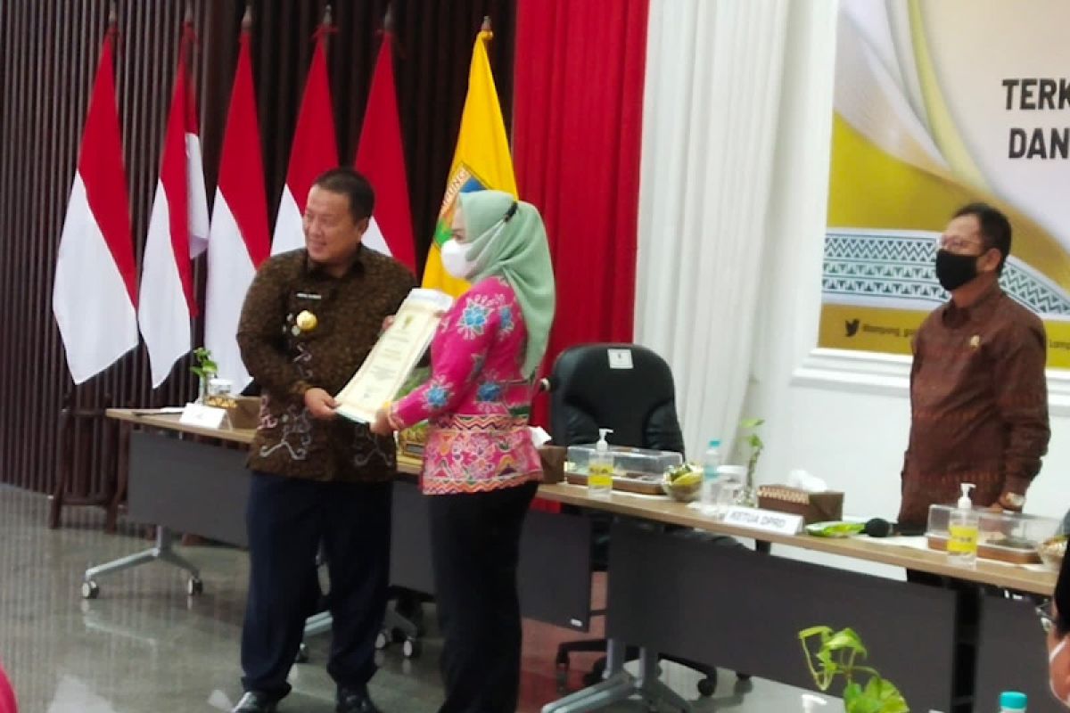 Bupati Tulang Bawang dapat penghargaan dari Gubernur Lampung terkait penurunan stunting