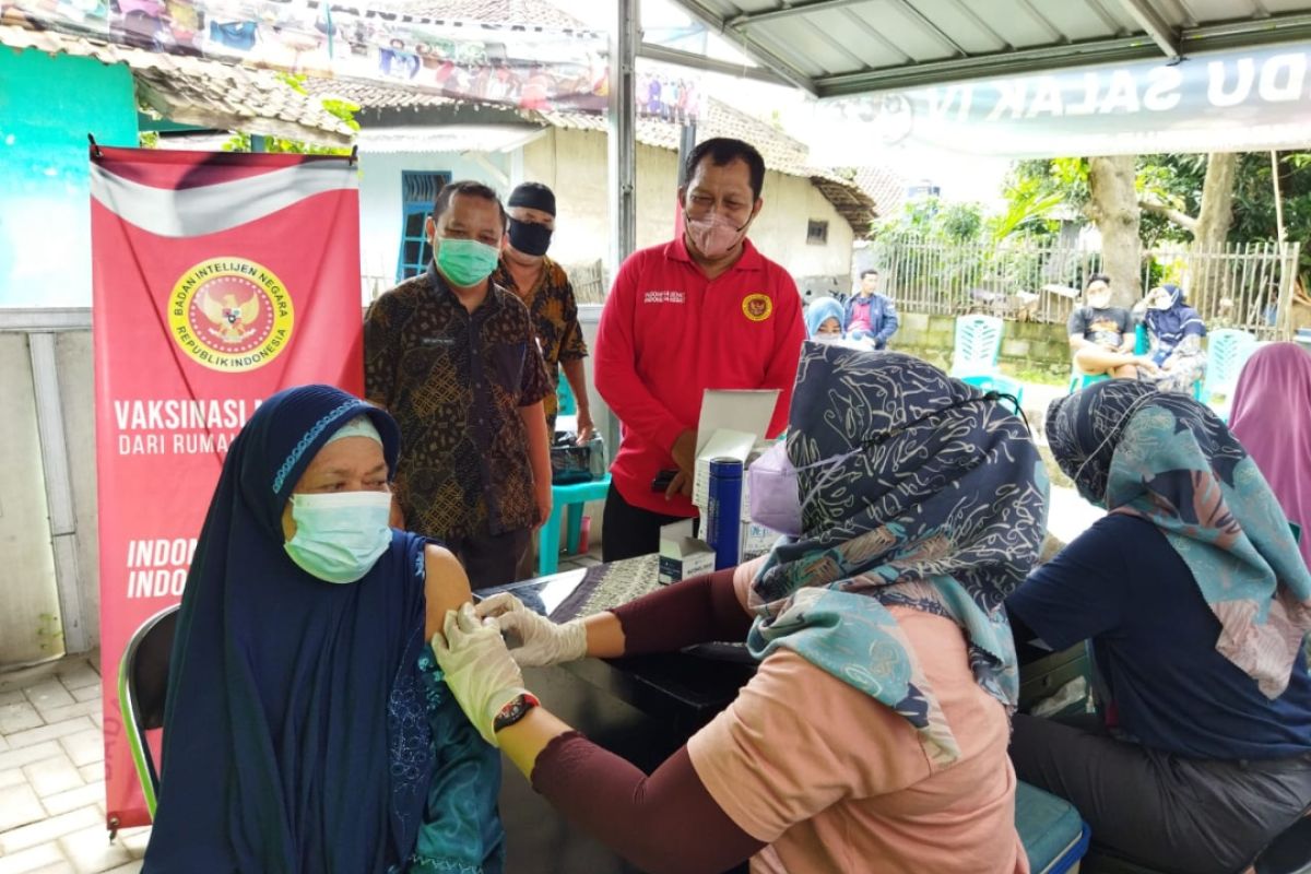Waspada varian Omicron, BIN Daerah Banten gelar vaksinasi door to door di Cilegon