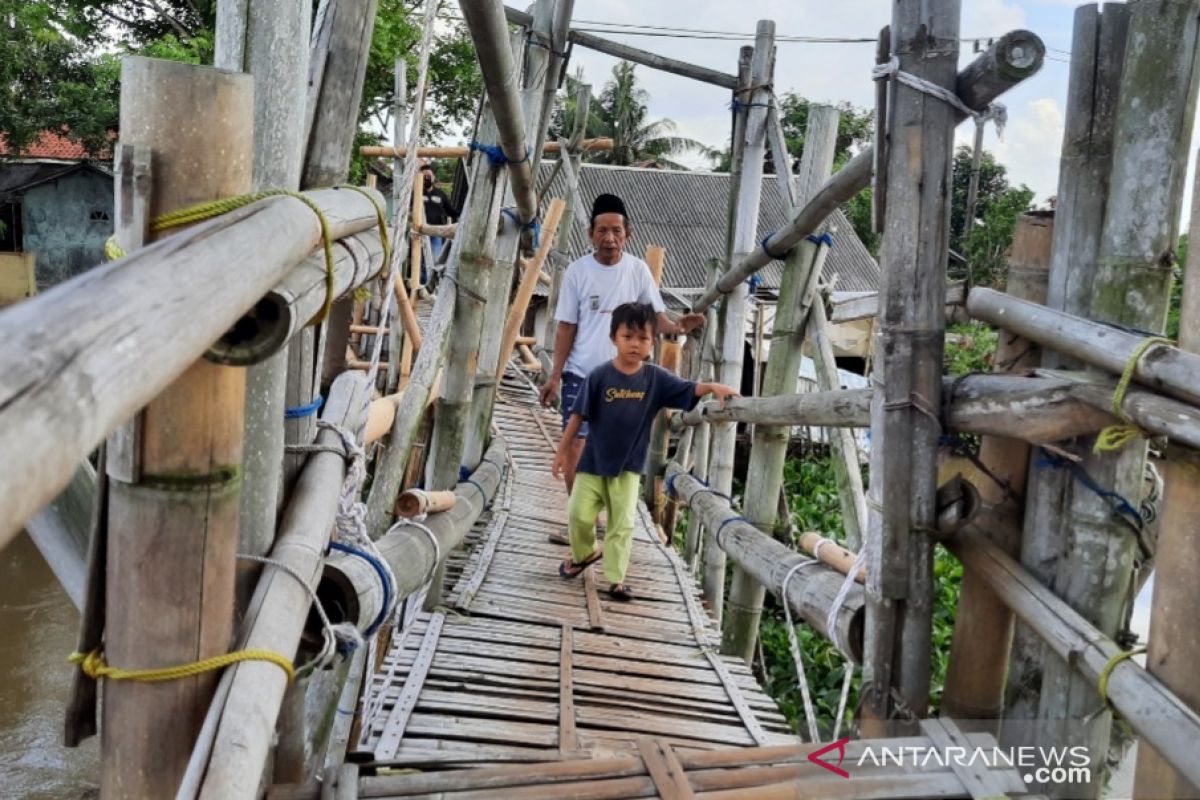 Warga Kronjo Kabupaten  Tangerang minta perbaikan jembatan bambu yang rusak
