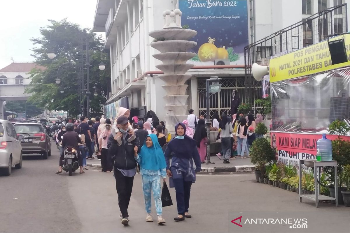 Warga mulai memadati area di sekitar Alun-Alun Bandung, prokesnya bagaimana?