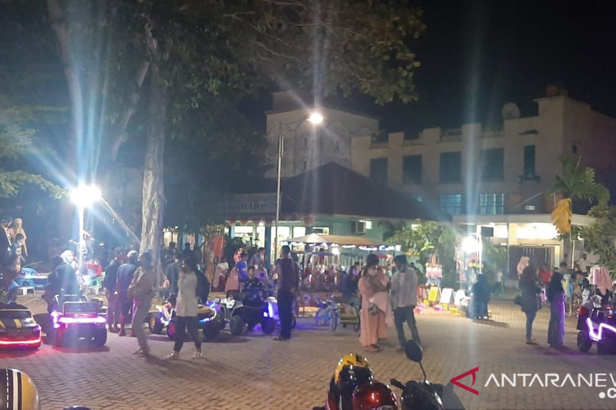 Taman Kota Sungailiat ramai pengunjung sambut pergantian Tahun Baru