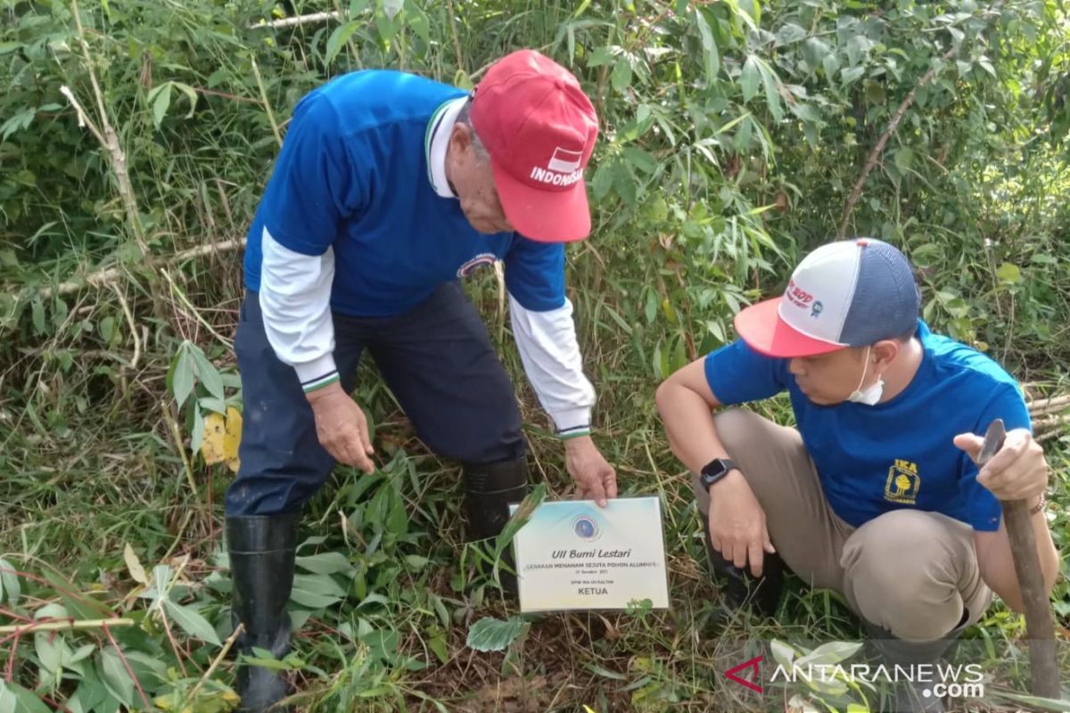 Alumni UII Yogyakarta tanam pohon kurangi pemanasan global