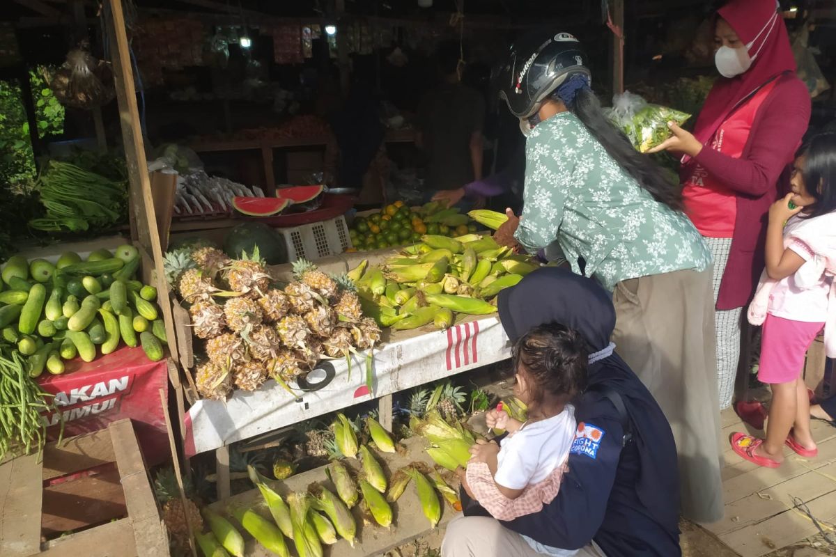 Masyarakat berbondong - bondong membeli jagung di Pasar Rakyat