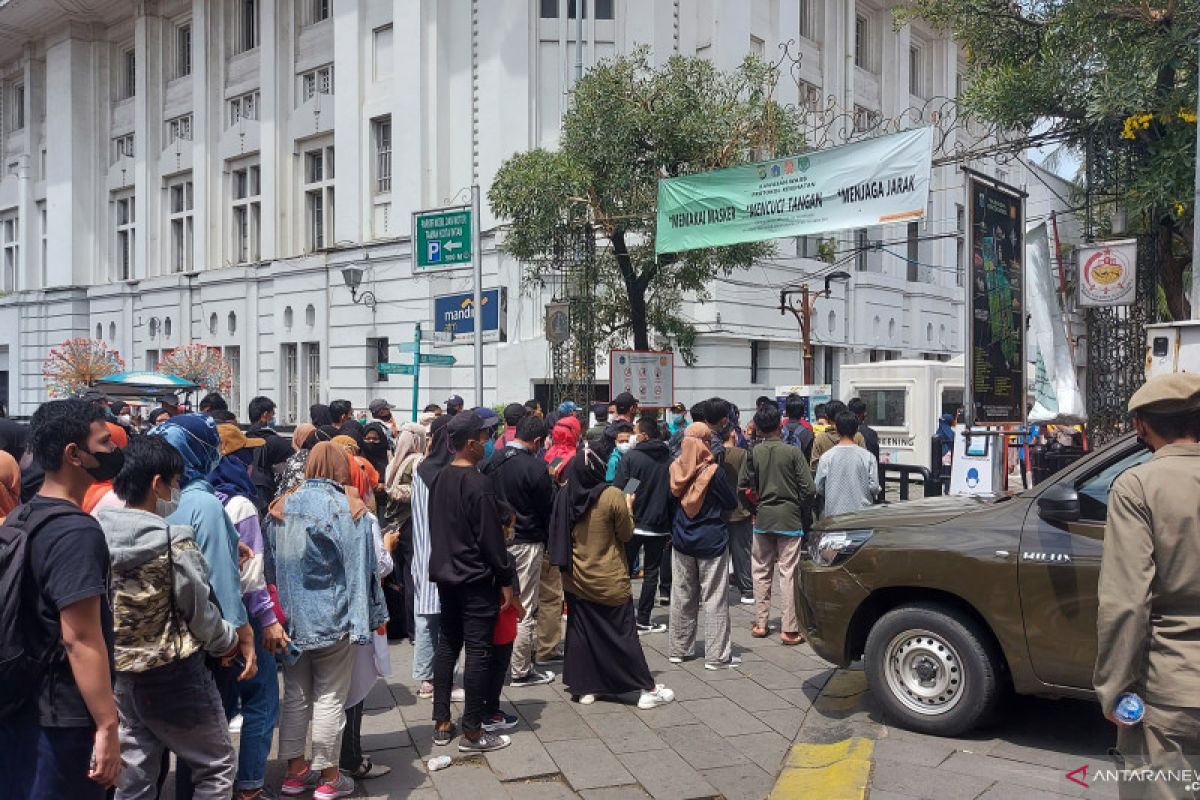 Pelataran tutup, pengunjung Kota Tua Jakarta tetap ramai