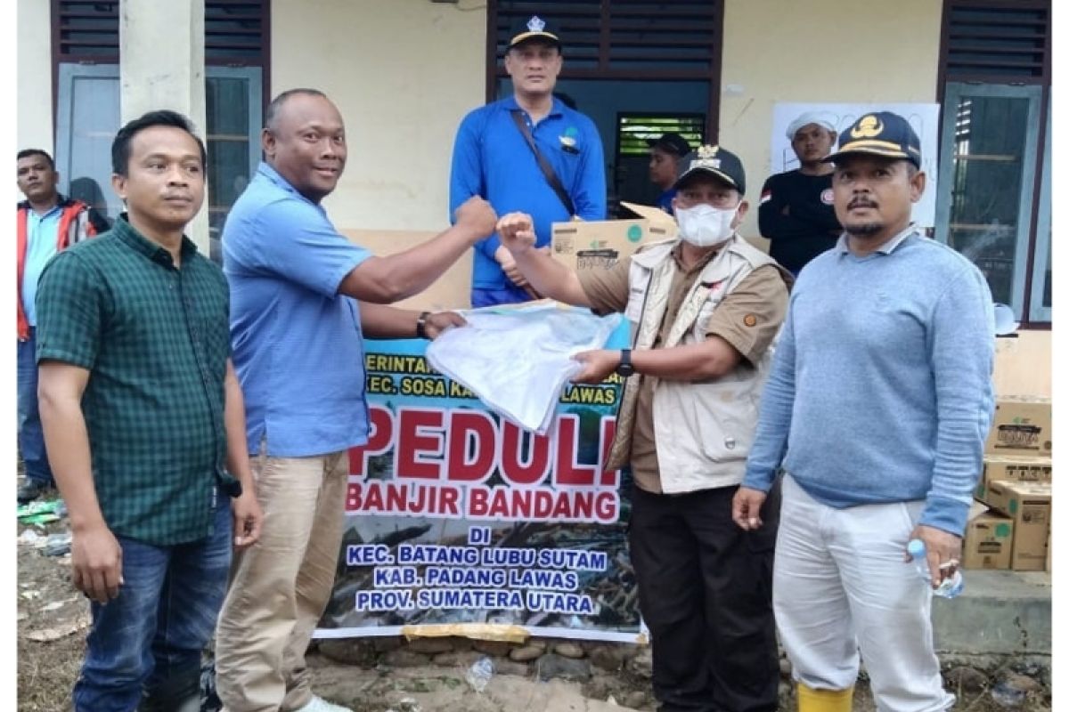 Pemdes Hutaraja Lamo bantu korban banjir bandang Batang Lubu Sutam