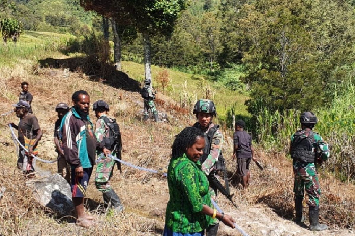 Satgas TNI Yonif 412 bantu buatkan saluran air bersih warga Lanny Jaya Papua