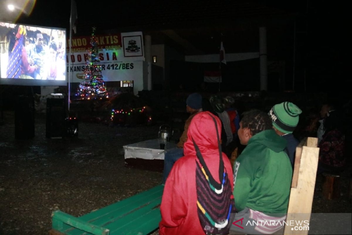 Satgas TNI Yonif 412 bersama warga Papua rayakan Tahun Baru nonton film