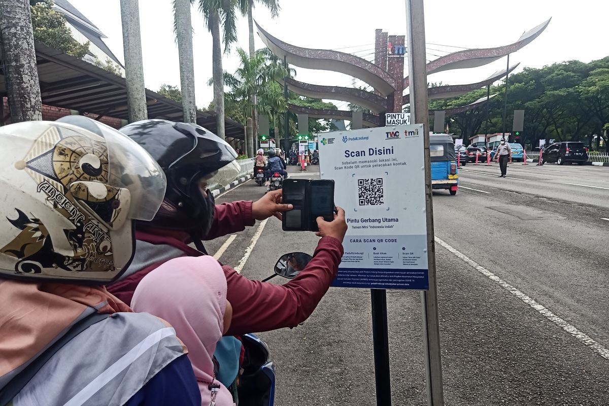 Goweser hingga penyewa bajaj sambangi TMII di tahun baru