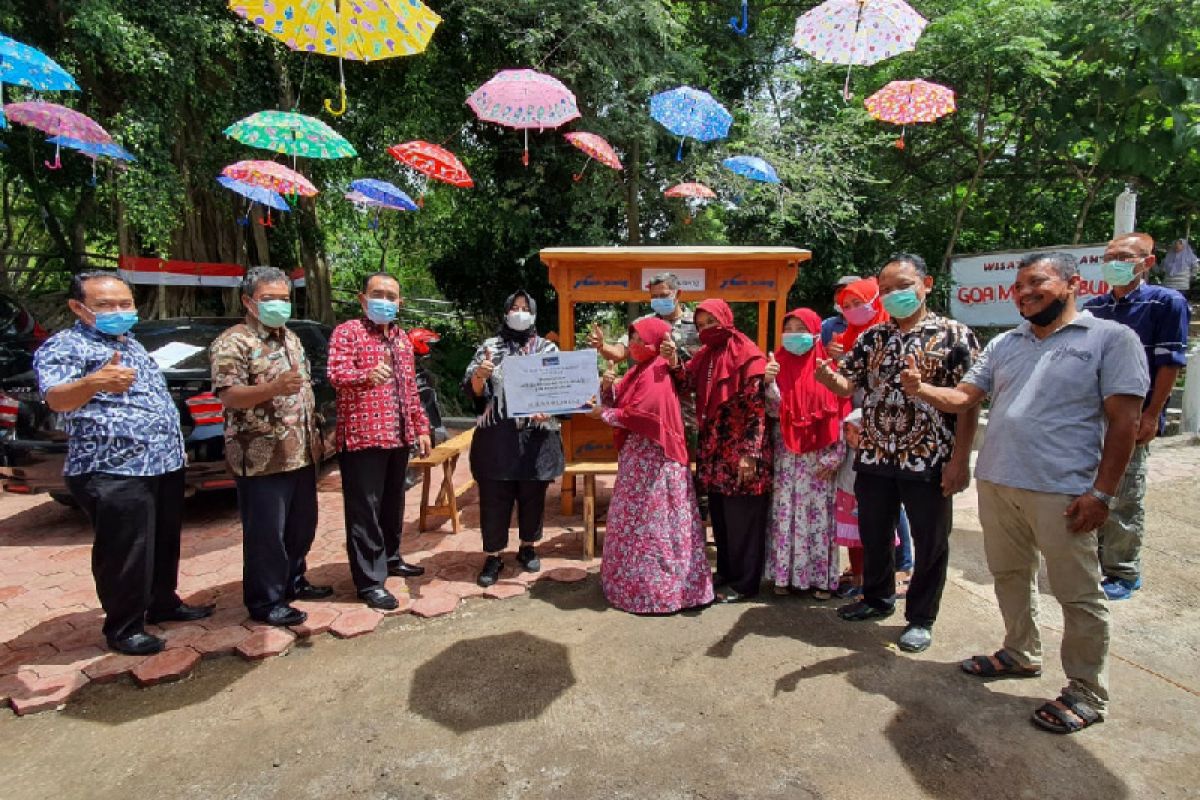 Bank Jateng berikan bantuan gerobak ke pedagang obyek wisata Goa Mangkubumi