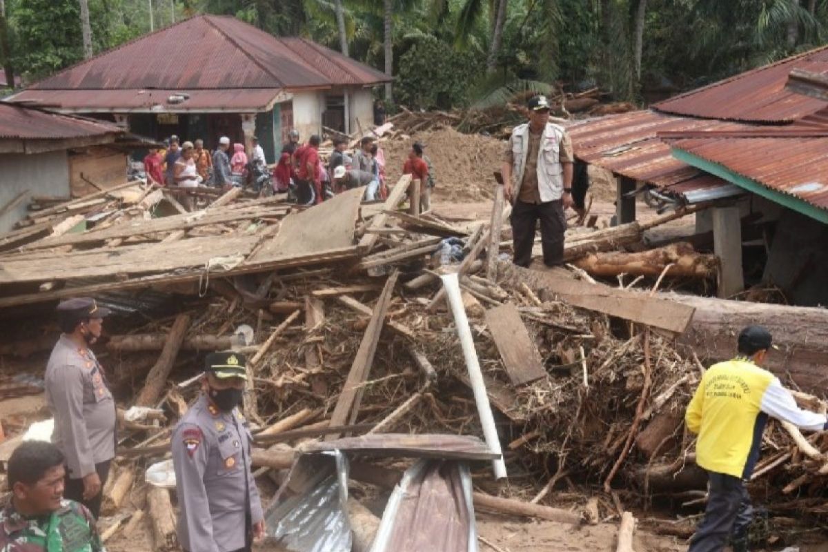 Plt Bupati tinjau l banjir bandang di Kecamatan Batang Lubu Sutam