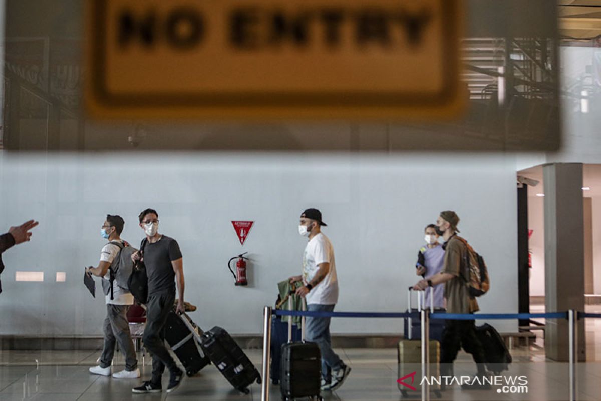 Polri meluncurkan aplikasi Monitoring Karantina Presisi di Bandara Soeta