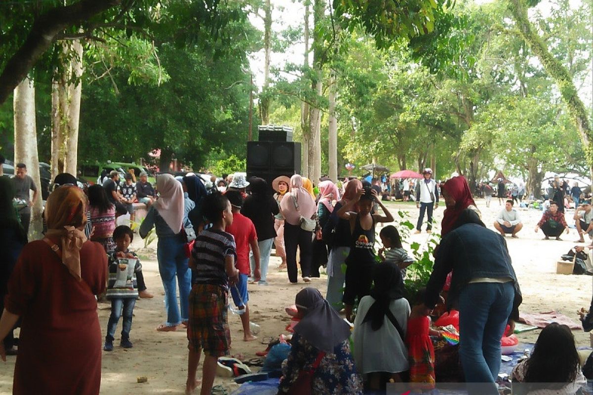 Objek wisata Pantai Liang dipadati ribuan pengunjung saat libur tahun baru