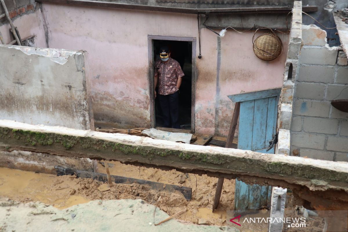 Wakil Bupati Bangka salurkan bantuan korban tanah longsor