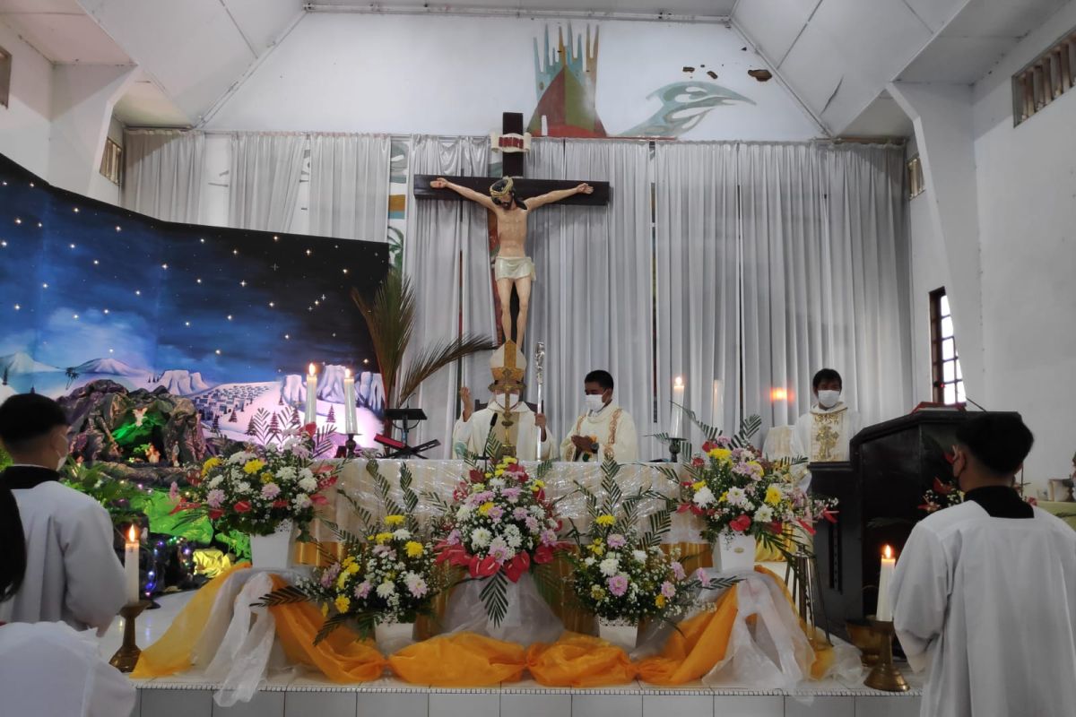 Uskup Manado awali 2022 dengan misa di Paroki BHKY Rumengkor