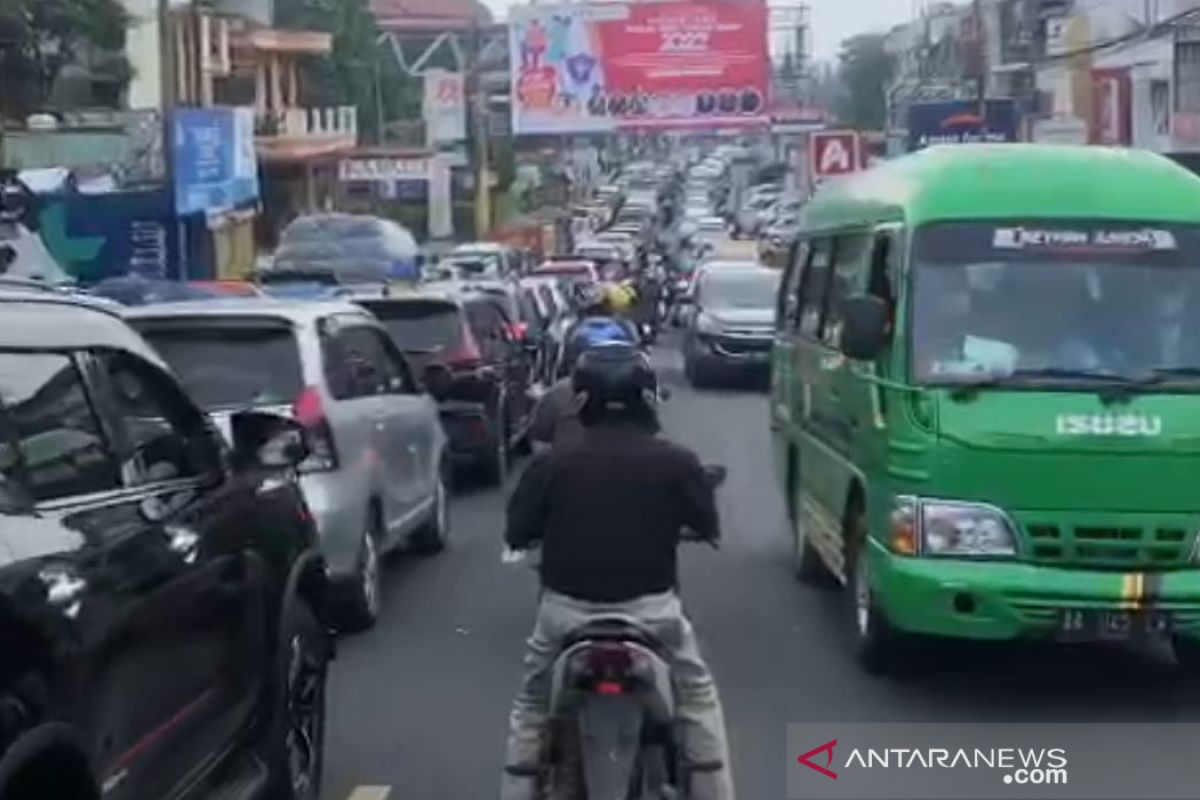 Adanya sejumlah mobil mogok jadi penyebab kemacetan parah di Puncak Bogor