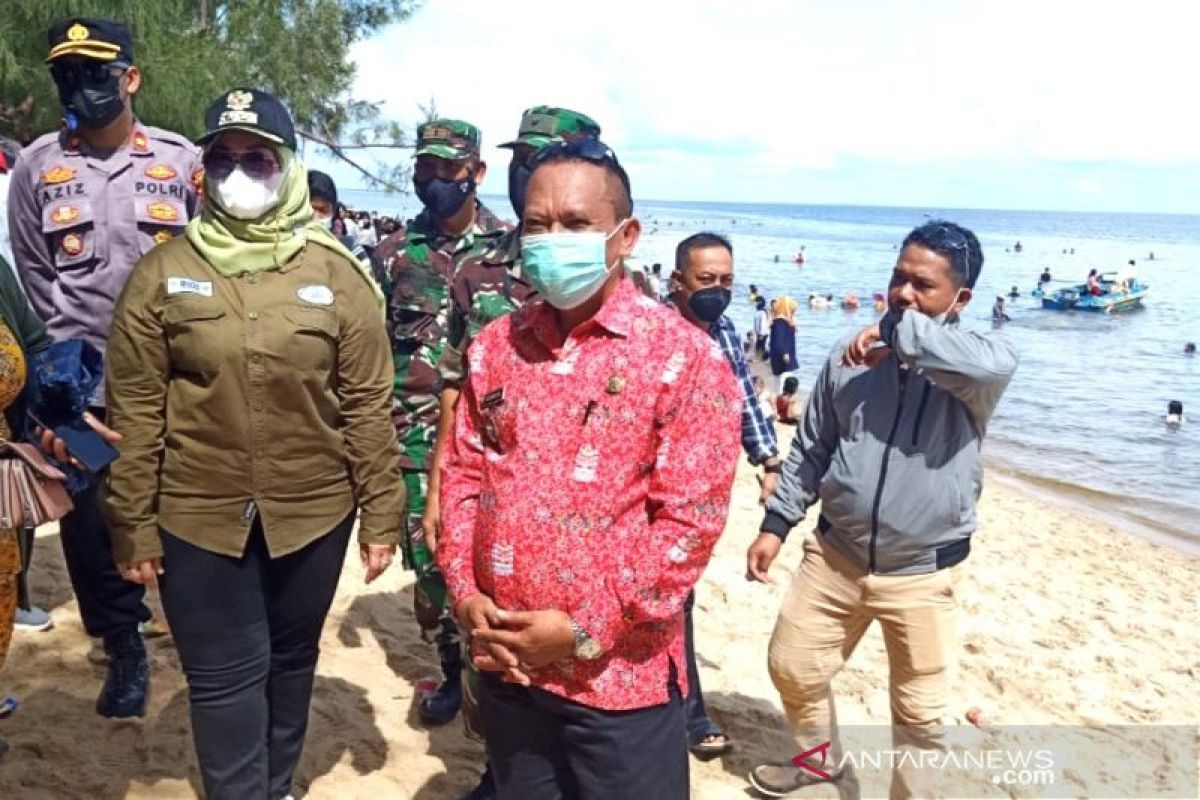 Pantai Ujung Pandaran diserbu pengunjung