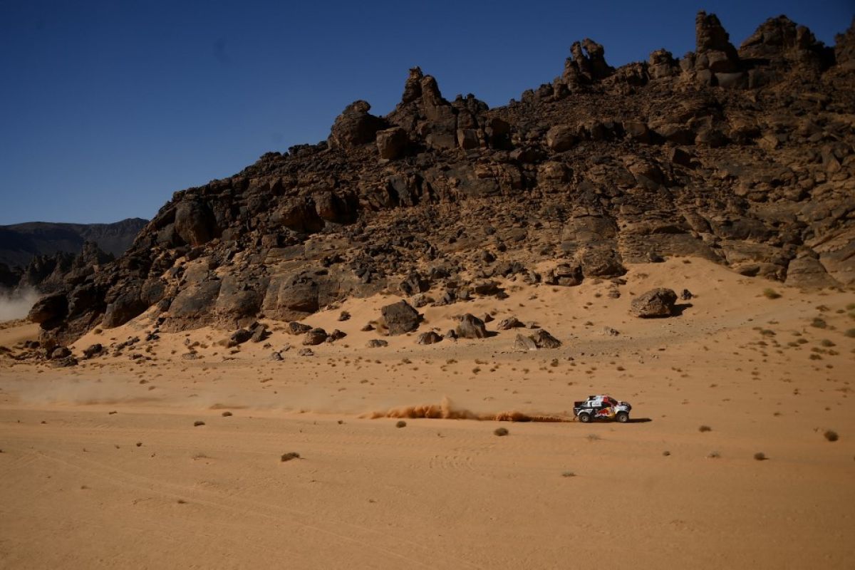 Pebalap QatarAl-Attiyah menangi etape pertama Dakar, Peterhansel kecelakaan