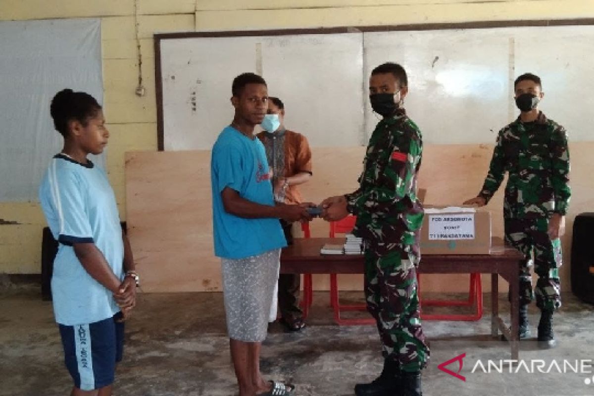 Satgas TNI Yonif 711 bagikan Alkitab ke warga gereja di perbatasan RI-PNG